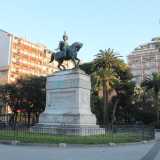 ...posta nella piazza omonima simbolo del centro di Bari